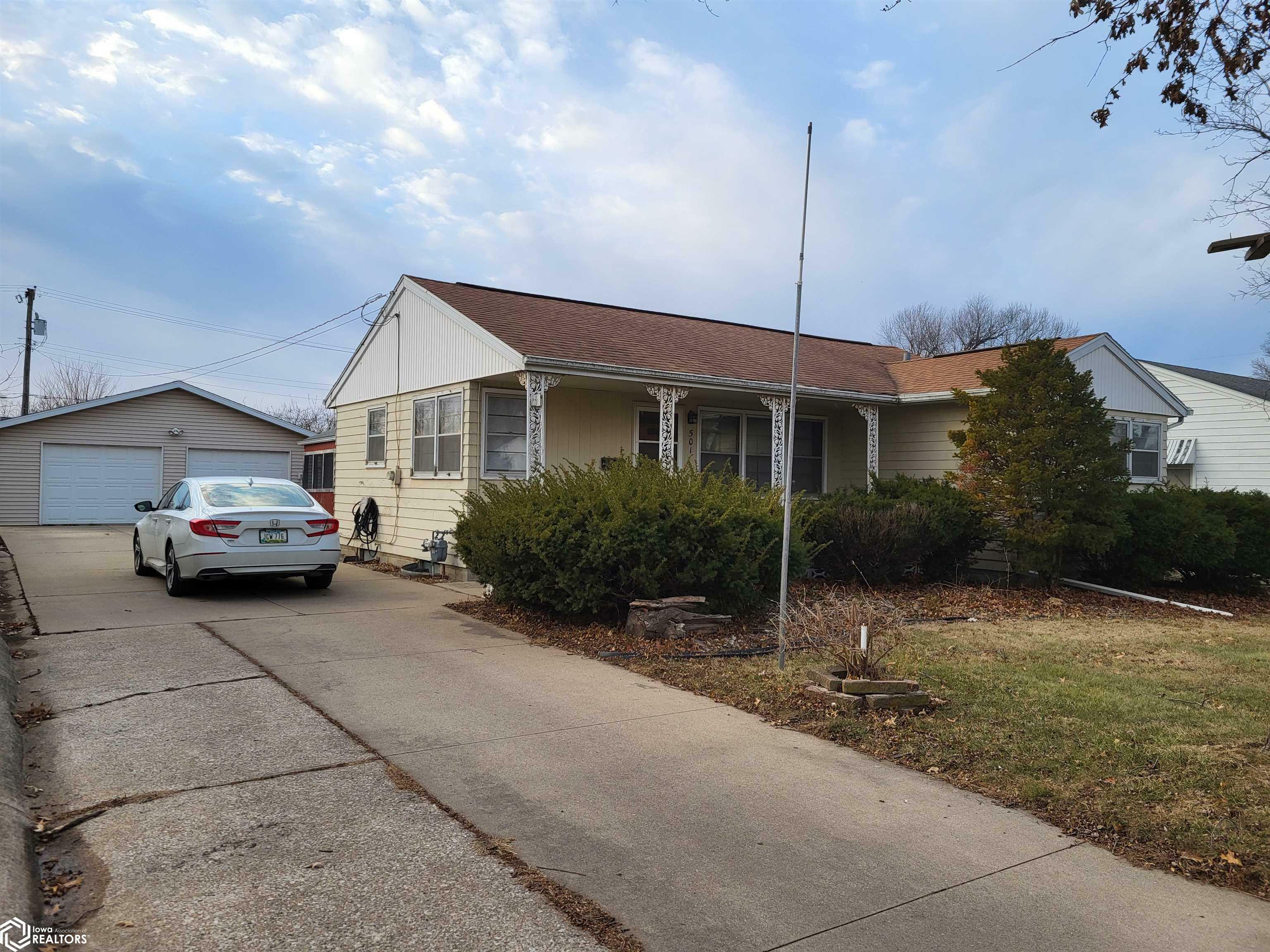 Property Photo:  501 S 15th Avenue  IA 50158 