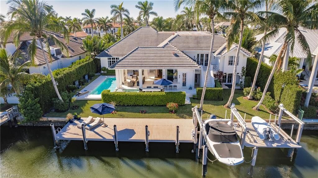 Property Photo:  1935 7th St S  FL 34102 