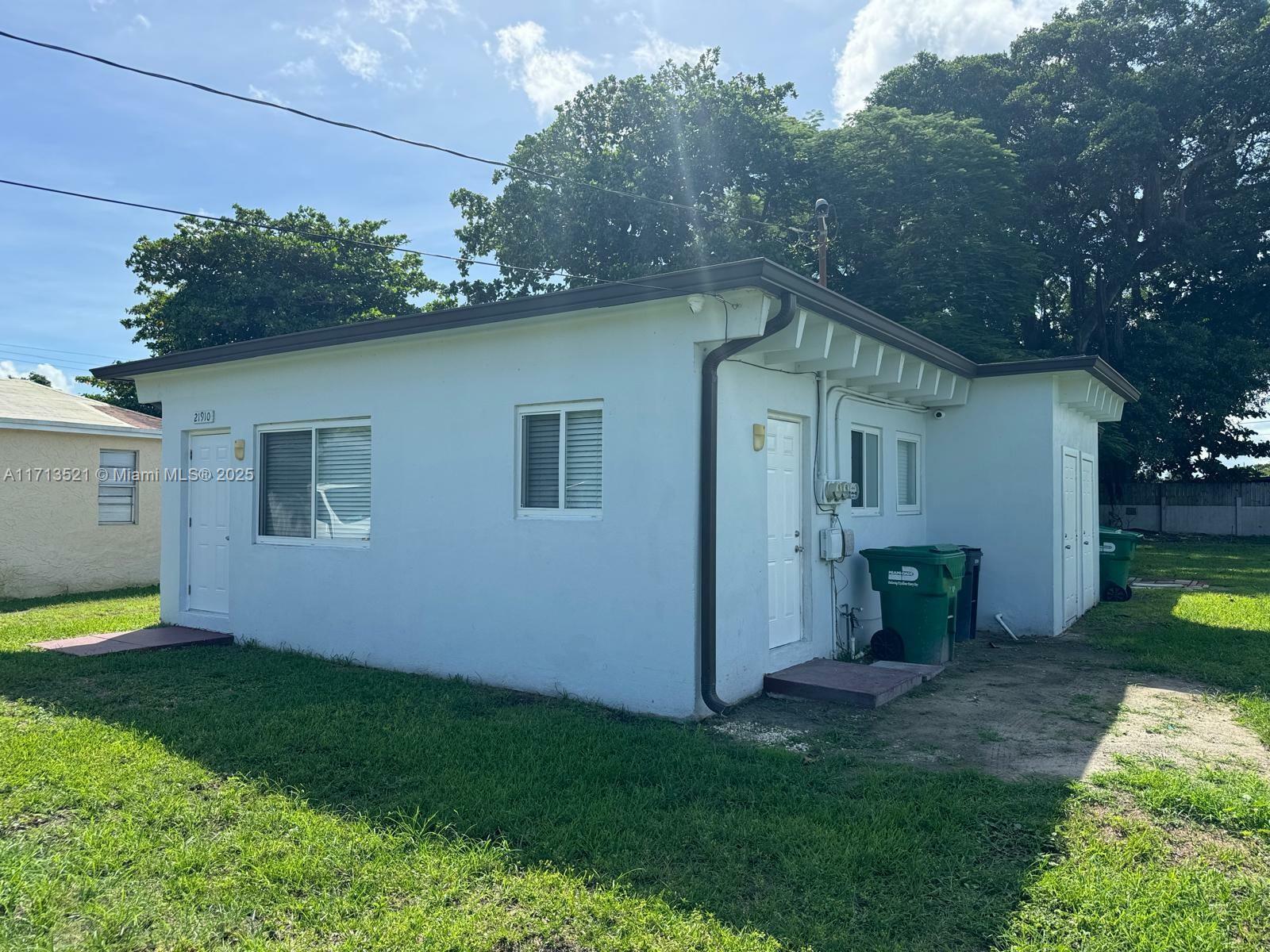 Property Photo: 21912 SW 118th Ct 21912 FL 33170