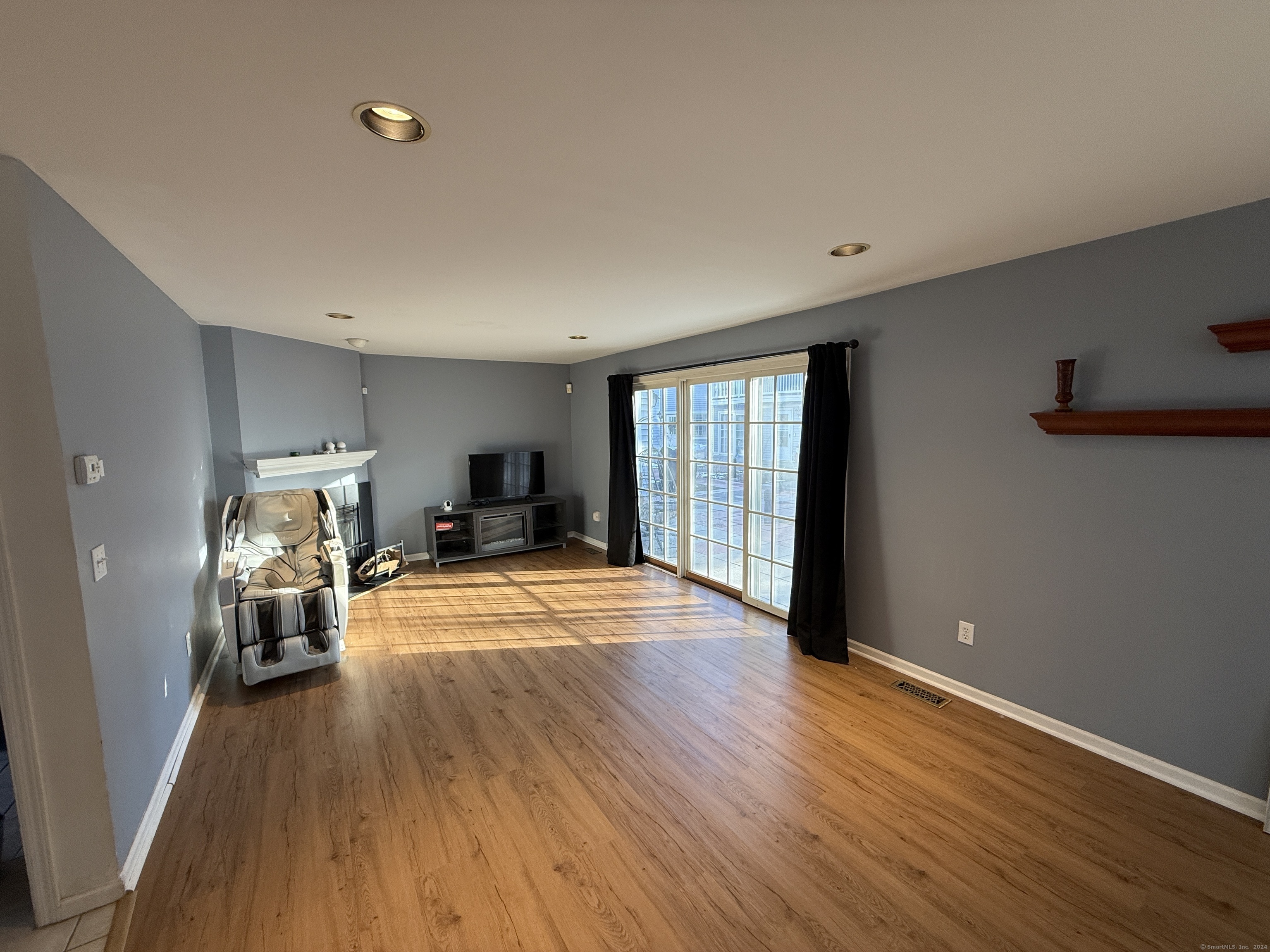 Property Photo:  118 Grove Street Apt 1  CT 06901 