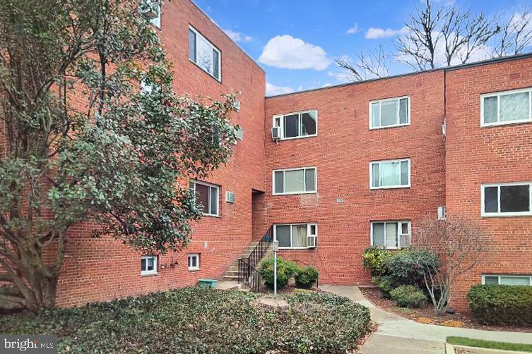 Property Photo: 2129 19th Street N 7 VA 22201