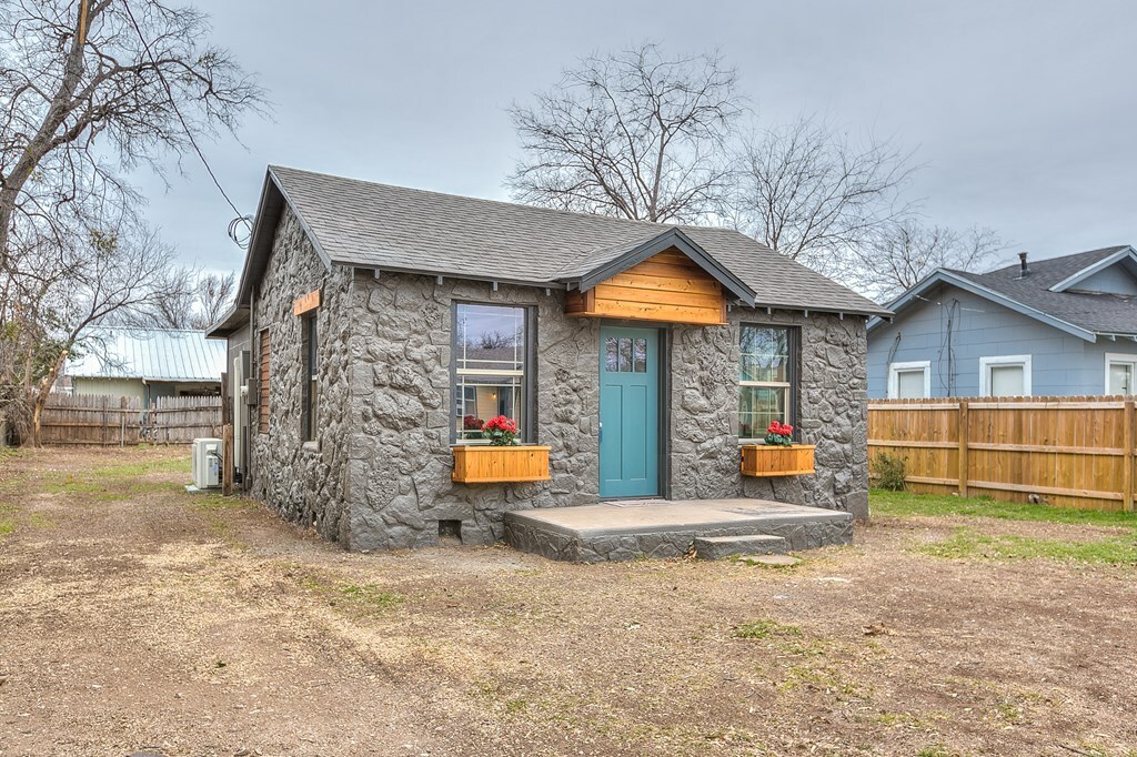 Property Photo:  1822 Martin St  TX 76901 