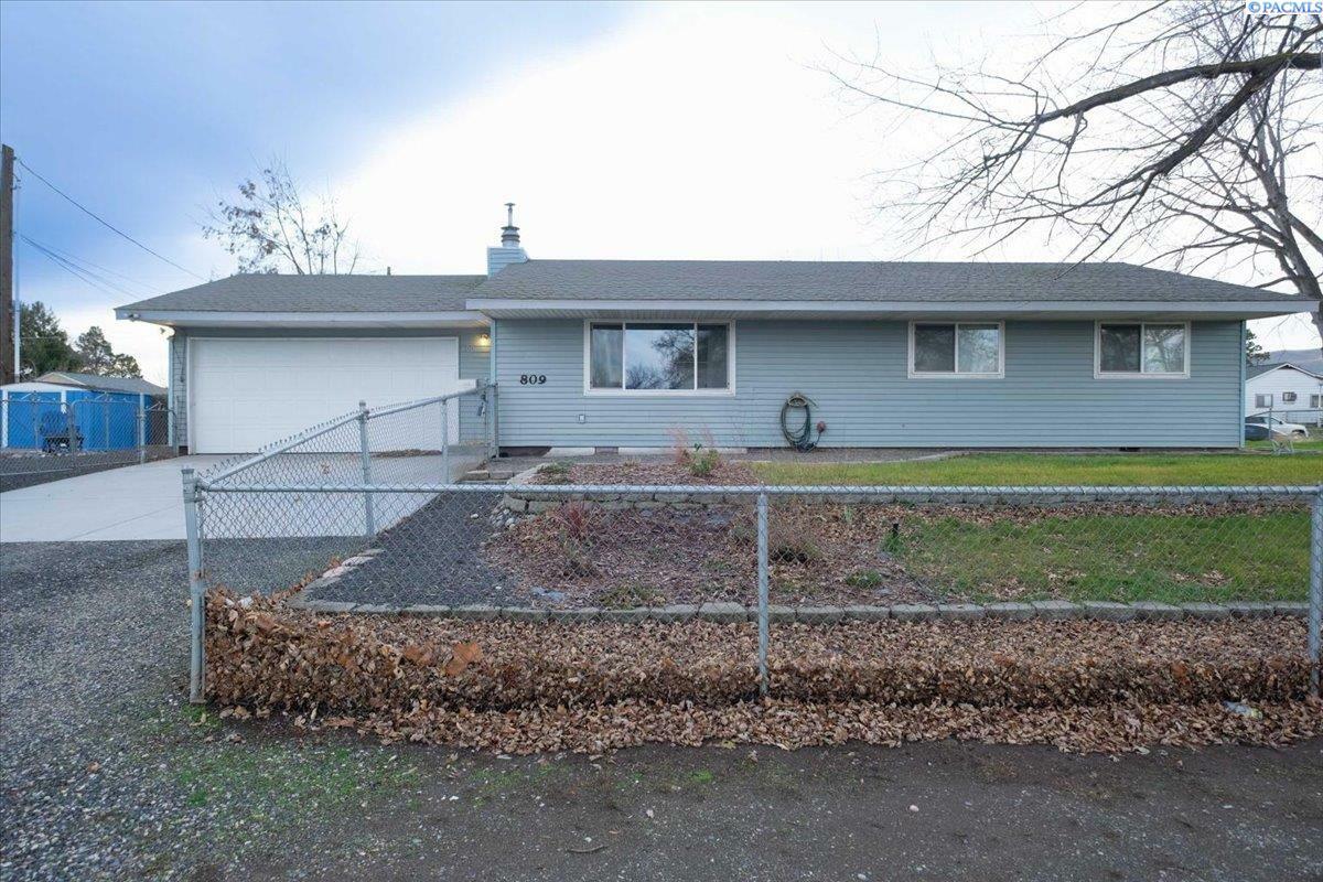 Property Photo:  809 Adams Street  WA 99352 