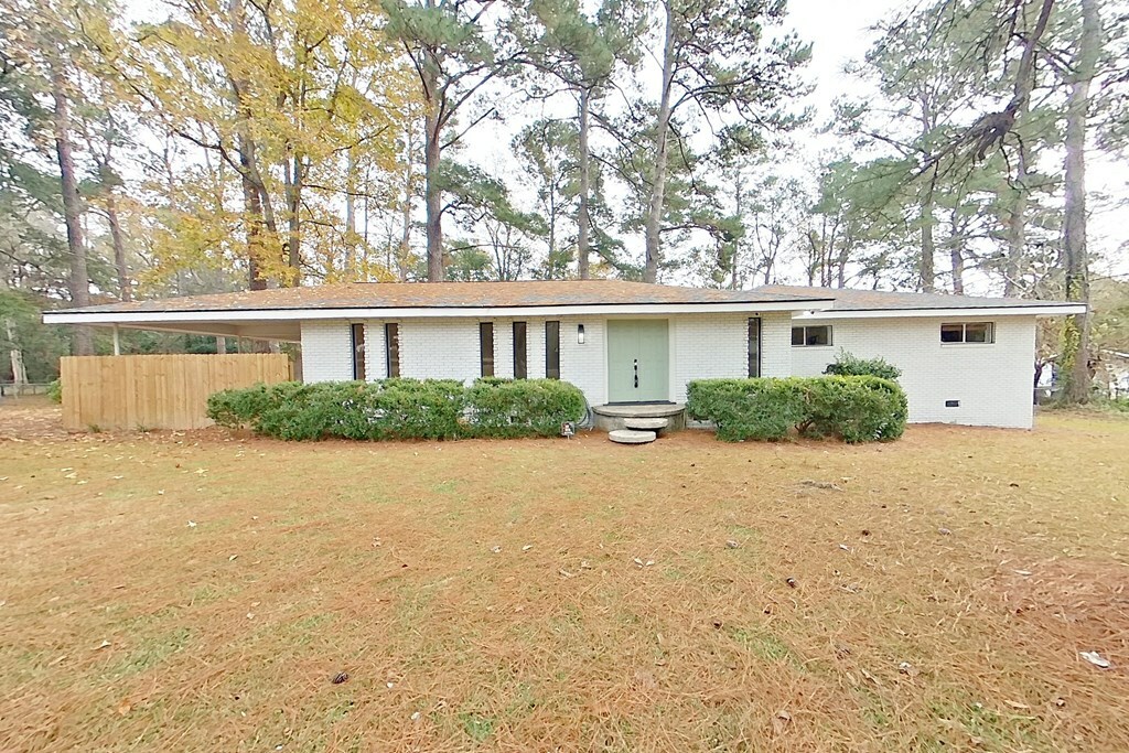 Property Photo:  702 E Pinetree Blvd  GA 31792 