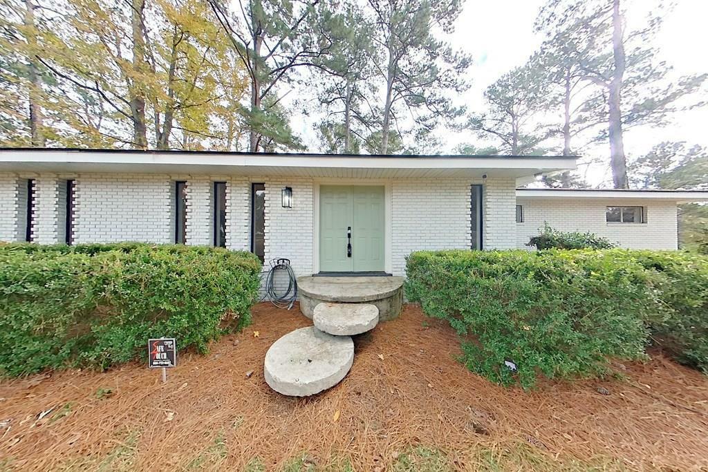 Property Photo: 702 E Pinetree Blvd GA 31792