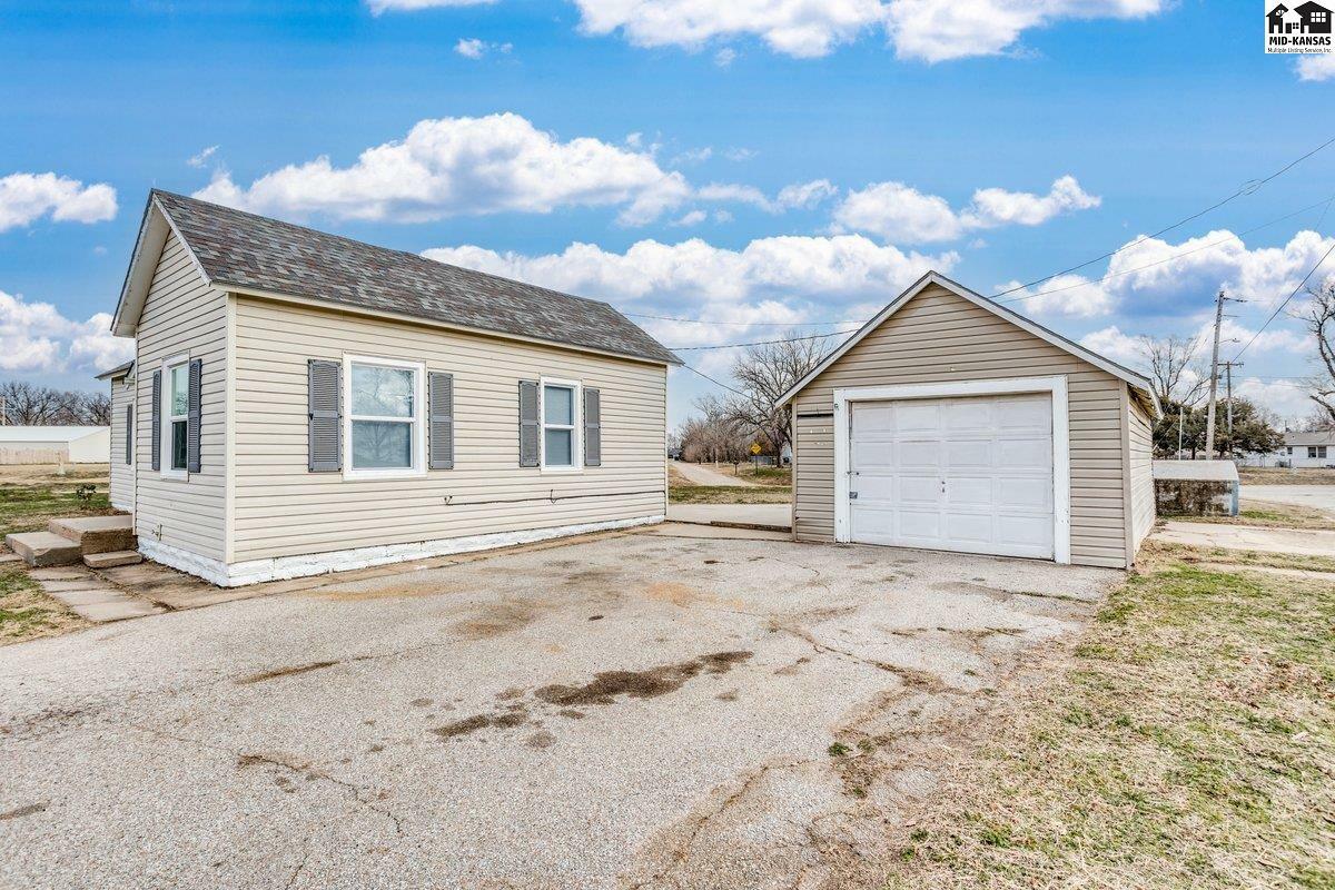 Property Photo:  200 N Cheney St  KS 67561 