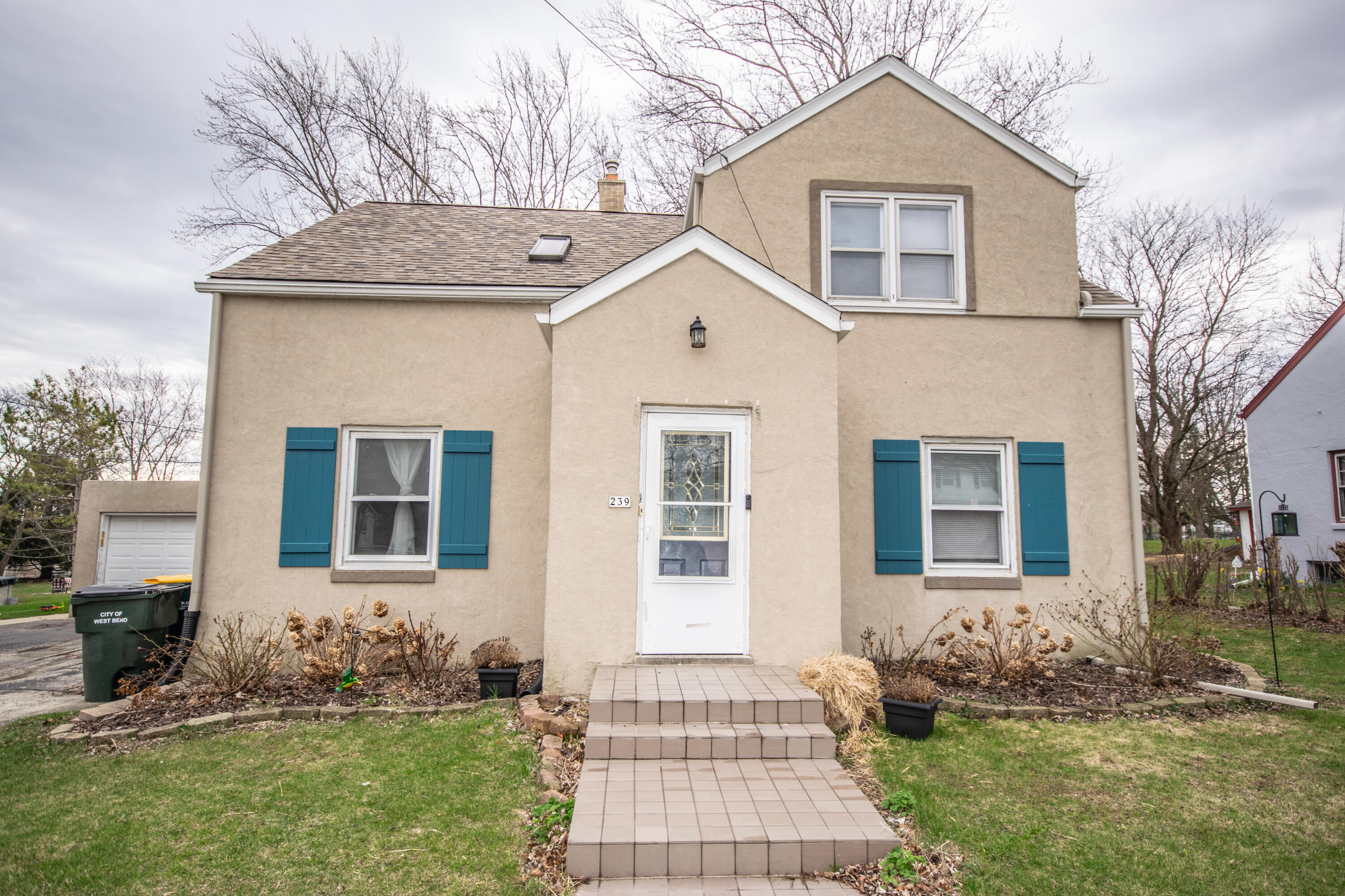 239 W Paradise Dr  West Bend WI 53095 photo