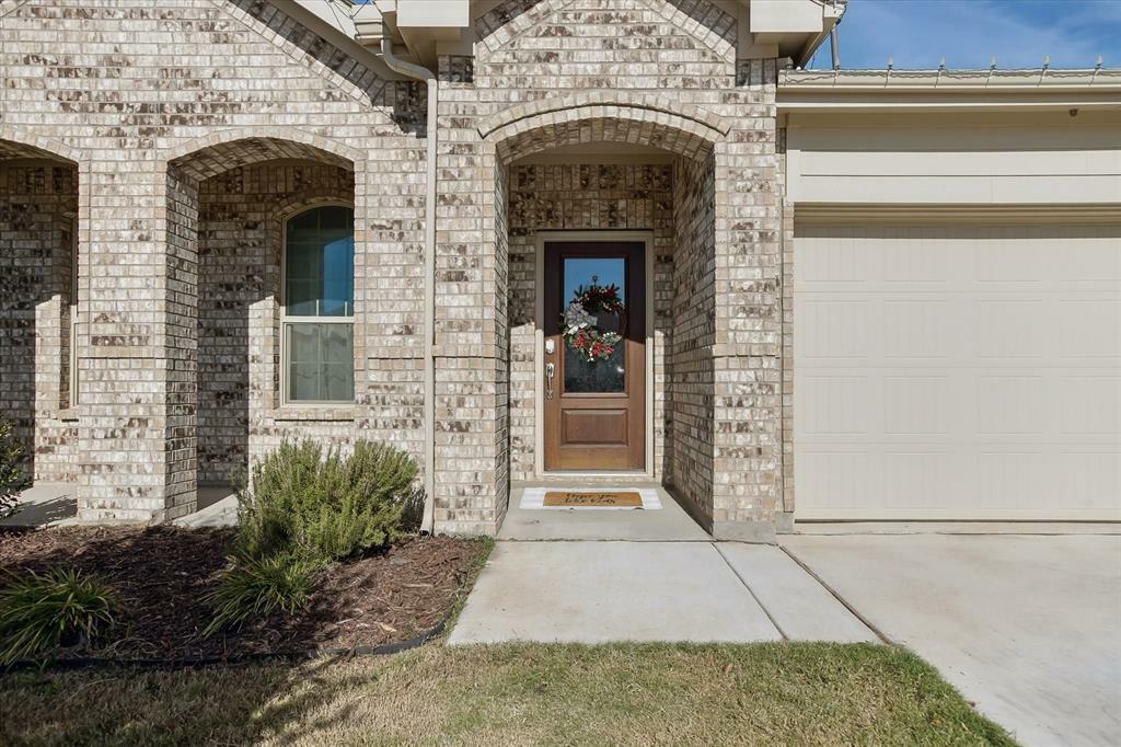 Property Photo:  660 Ridgeback Trail  TX 76052 