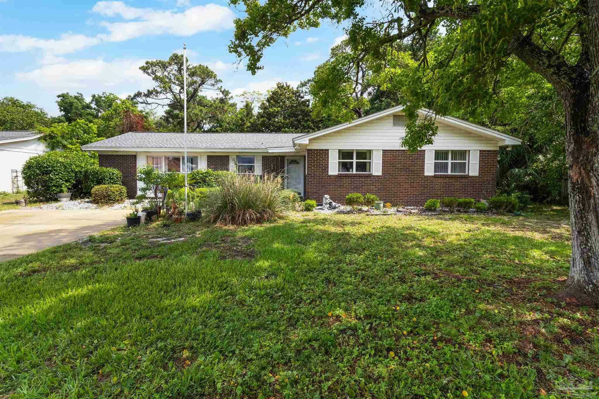 Property Photo: 3364 Circle Dr FL 32563