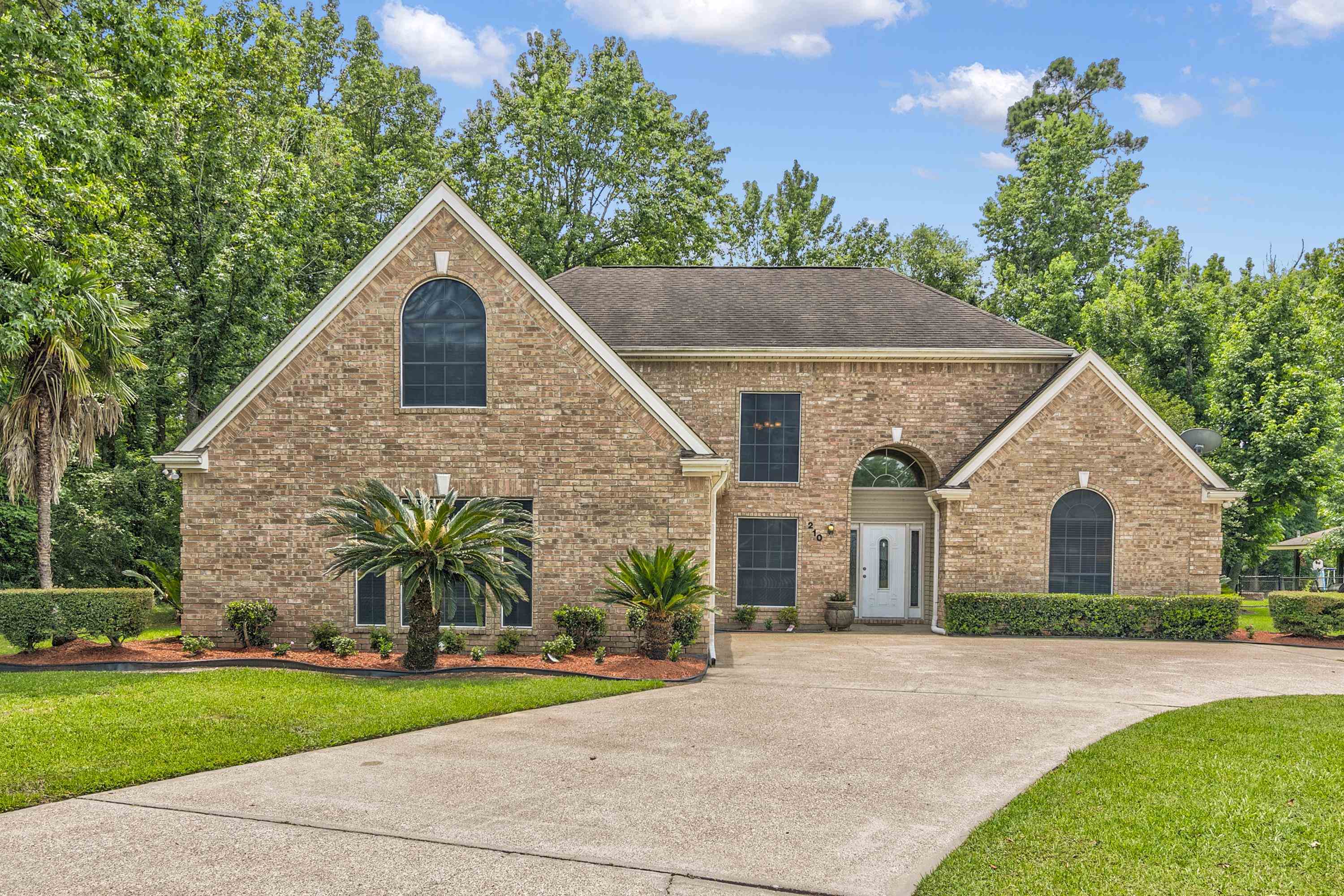Property Photo: 210 Loch Lomond TX 77611