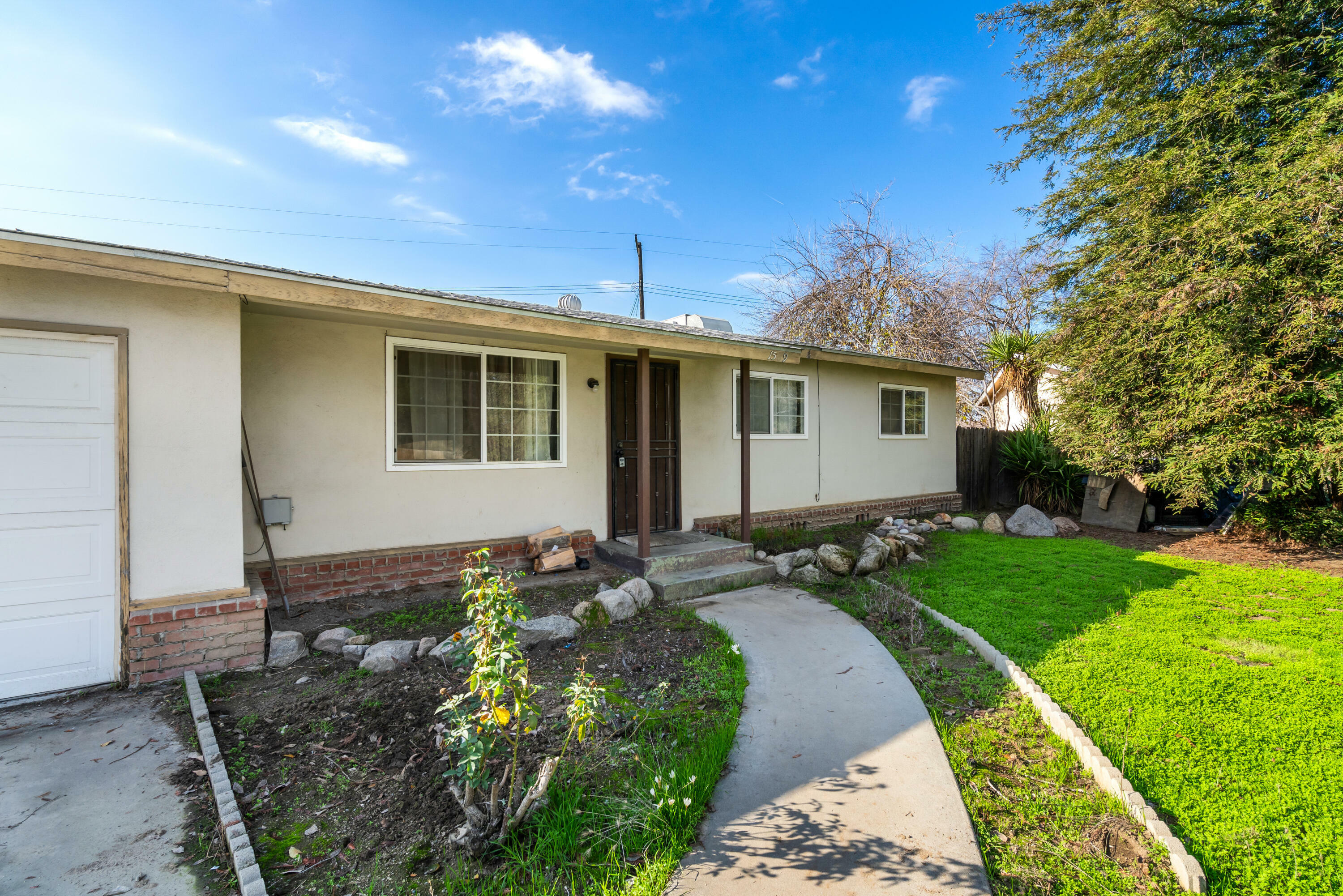 Property Photo:  1589 Joyce Circle  CA 93274 