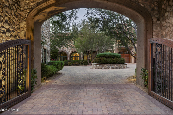 Property Photo: 11068 E Canyon Cross Way AZ 85255