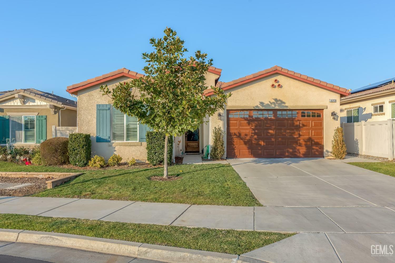 Property Photo:  10010 Besancon Way  CA 93306 