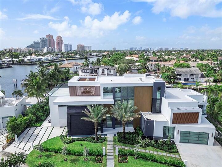 Property Photo: 2880 NE 28th St FL 33306