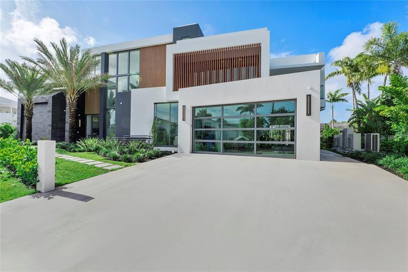 Property Photo: 2880 NE 28th St FL 33306
