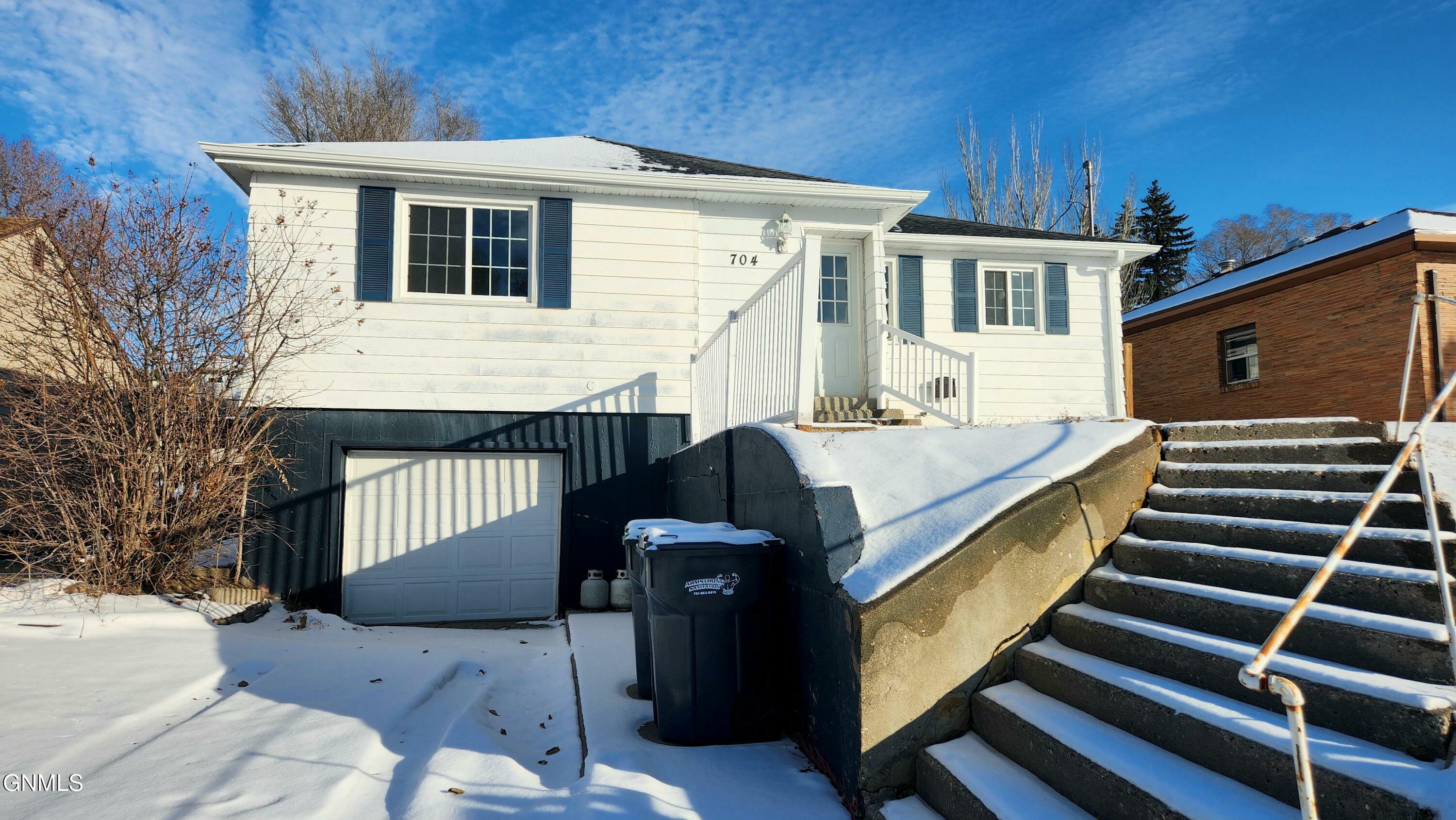 Property Photo:  704 4th Avenue NW  ND 58554 