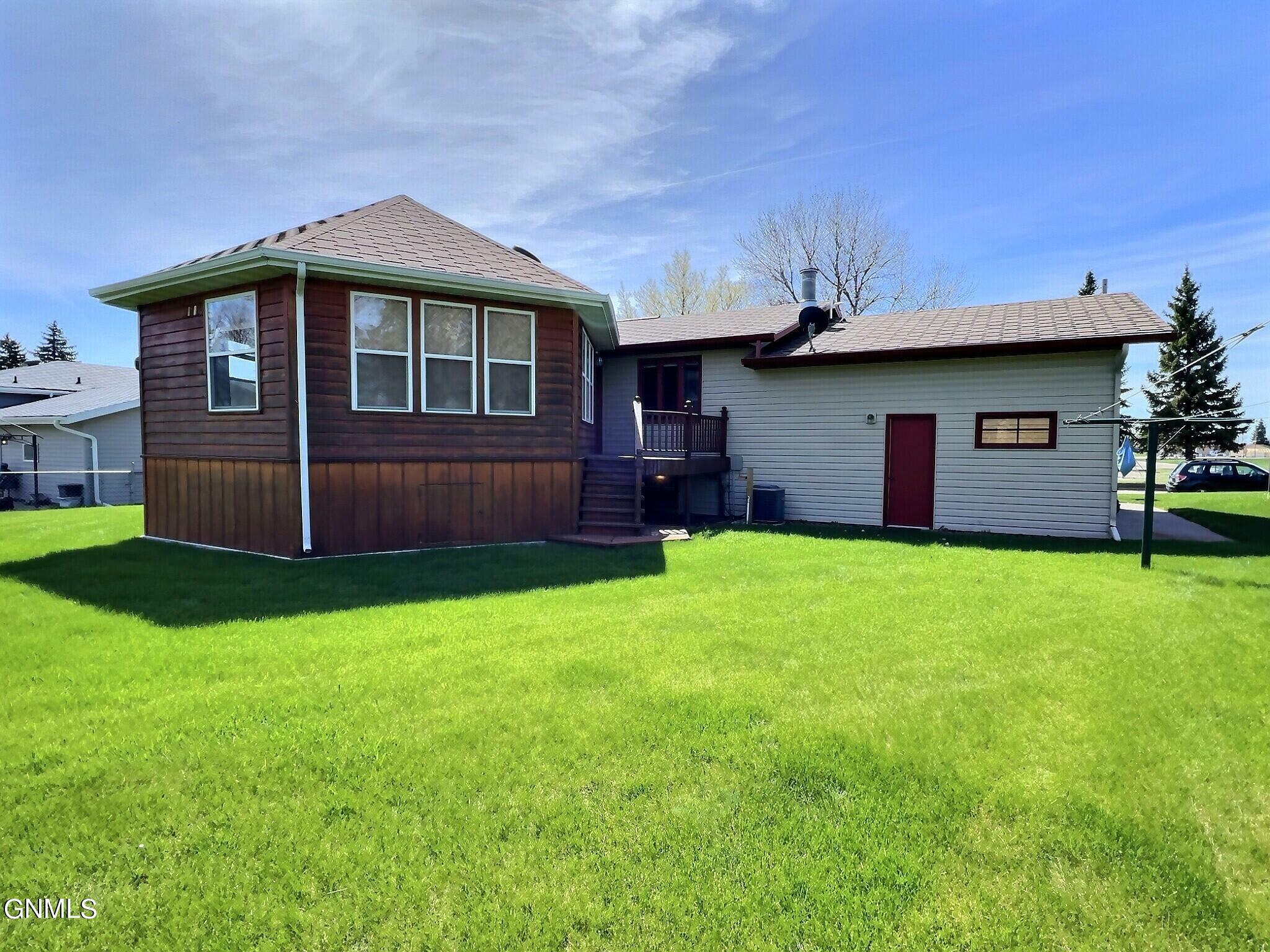 Property Photo:  218 9th Street NW  ND 58523 