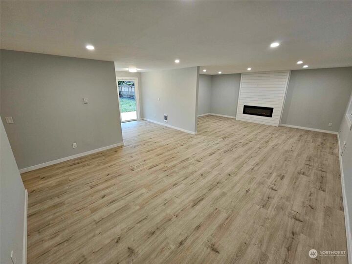 Property Photo: 432 Russell Rd WA 98290