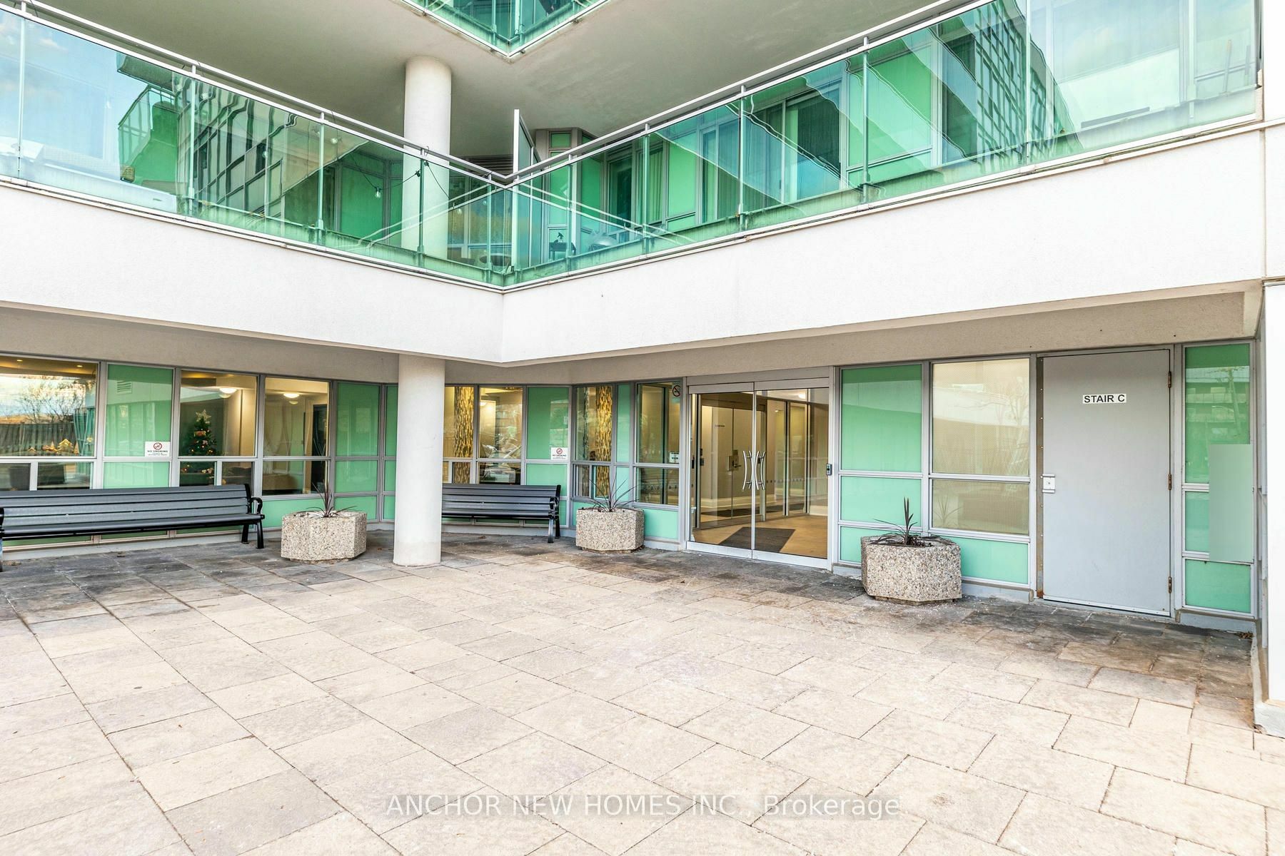 Property Photo: 60 Fairfax Crescent 426 ON M1L 0E1