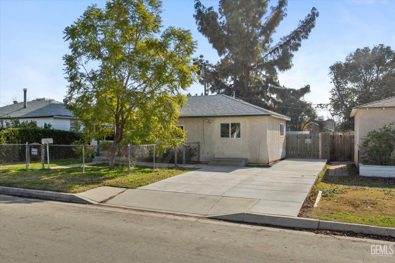 Property Photo:  1011 Castaic Avenue  CA 93308 