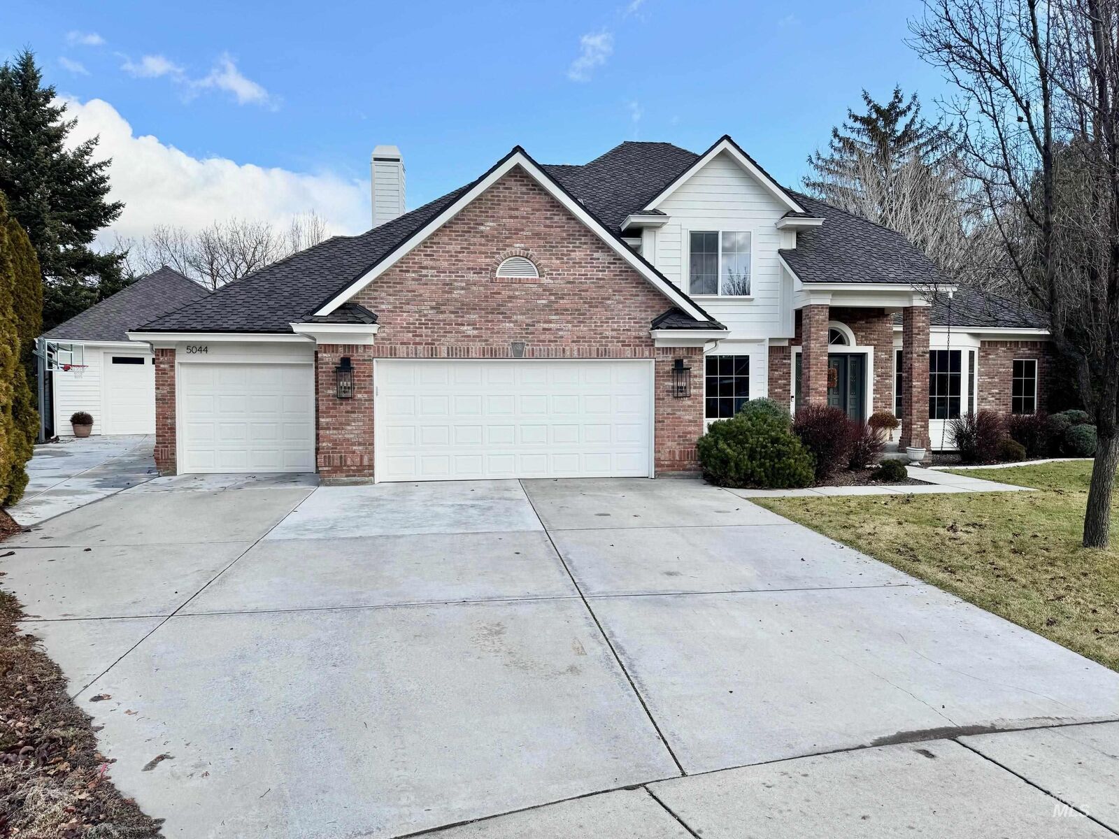 Property Photo:  5044 N Greyloch Way  ID 83701-0910 