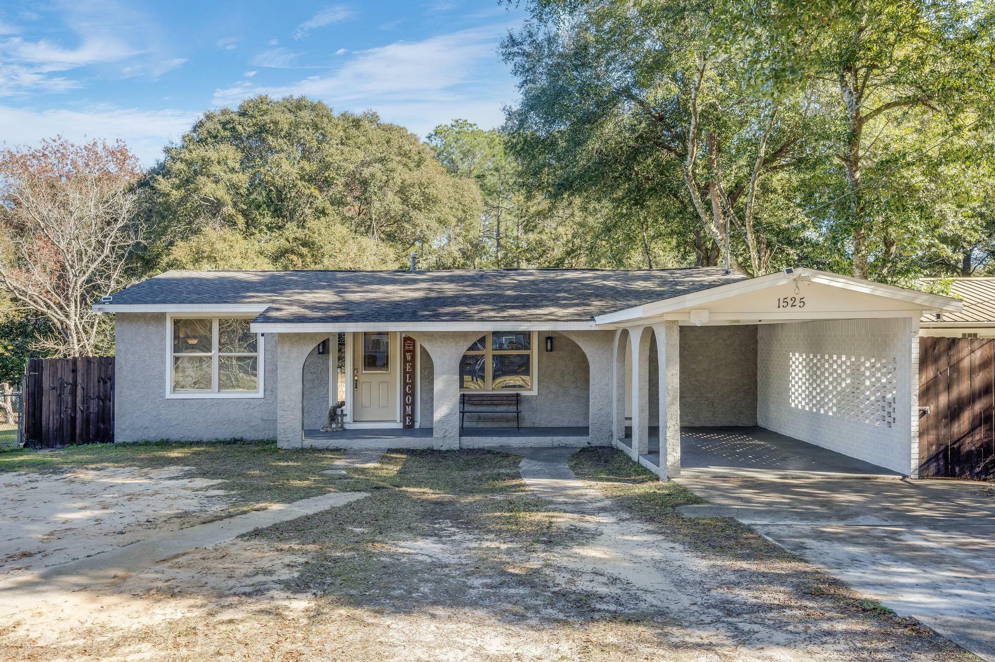 Property Photo: 1525 S Pearl Street FL 32539
