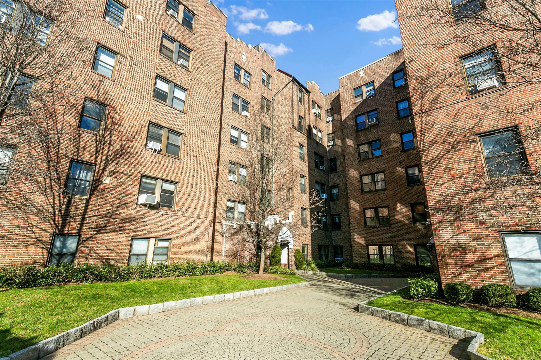 Property Photo:  3 Franklin Avenue 2N  NY 10601 