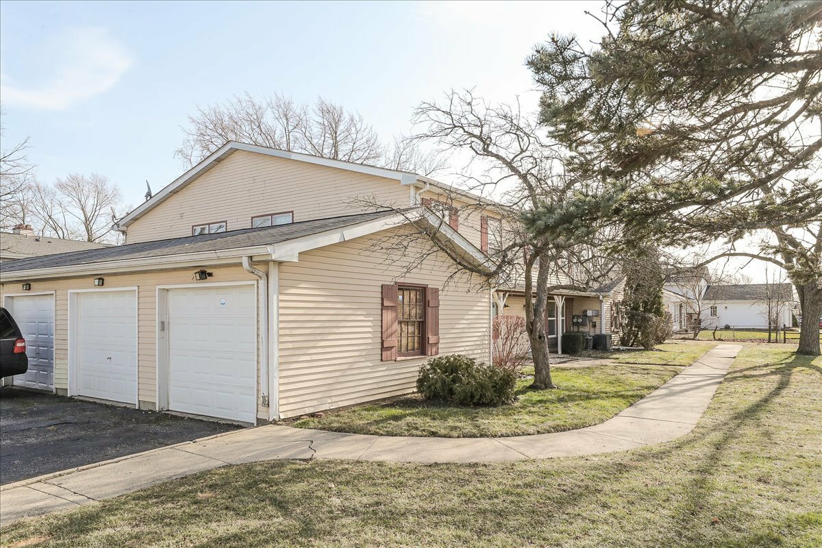 Property Photo:  23 Wildwood Lane G  IL 60440 