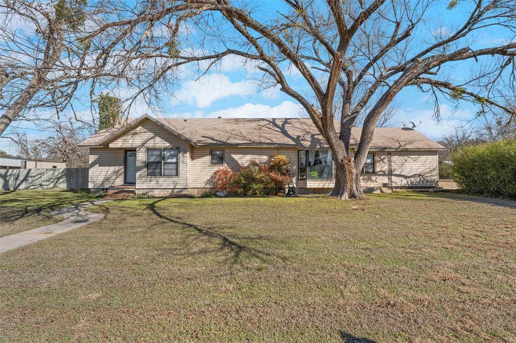 Property Photo: 203 S Broadway Street TX 76665