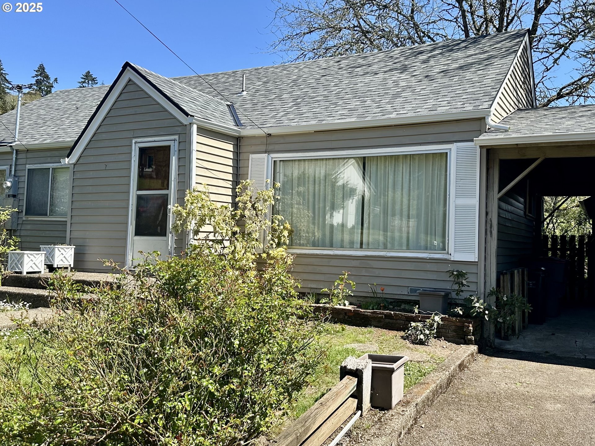 Property Photo:  609 NE Hill St  OR 97378 