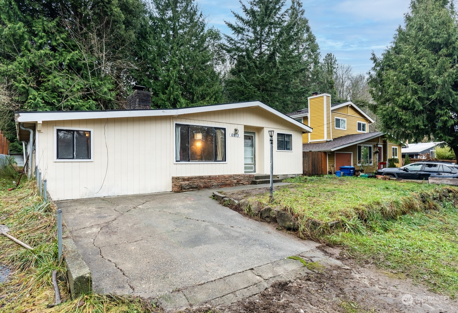 Property Photo:  6913  25th Avenue SW  WA 98106 