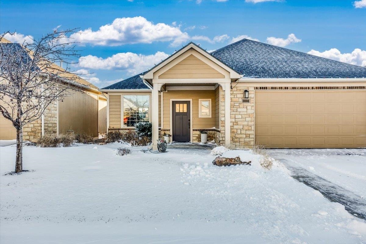 Property Photo:  1015 E Cross Creek Pl  KS 67037 