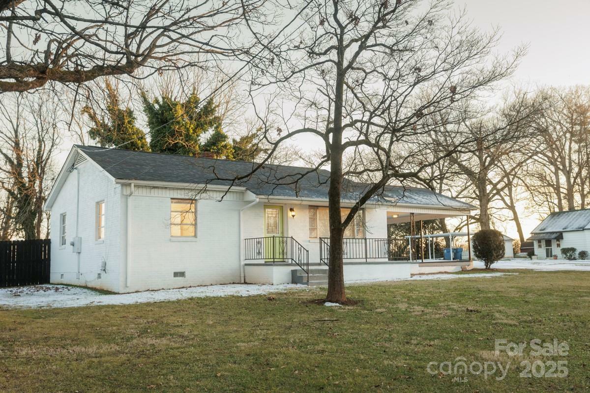 Property Photo:  3069 W Main Street  NC 28610 