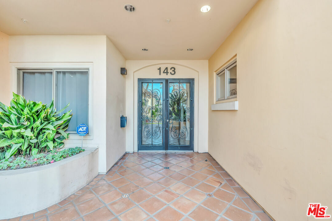 Property Photo:  143  N Arnaz Dr 304  CA 90211 