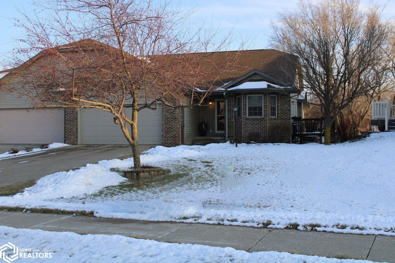 Property Photo:  2212 Edgebrook Drive  IA 50158 