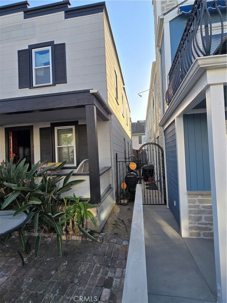 Property Photo:  421 Harding Street  CA 92661 