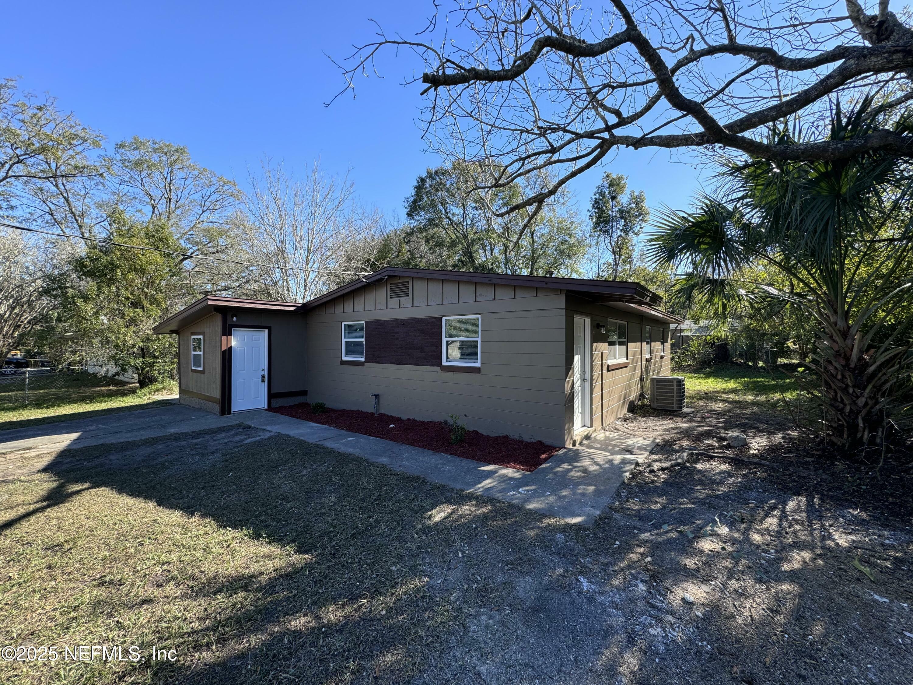 Property Photo: 6836 Goldilocks Lane FL 32210