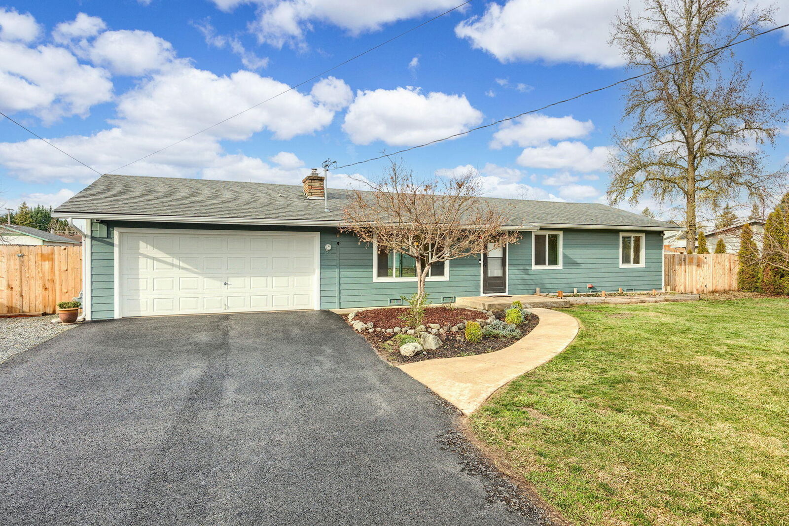 Property Photo:  878 Coutant Lane  OR 97527 