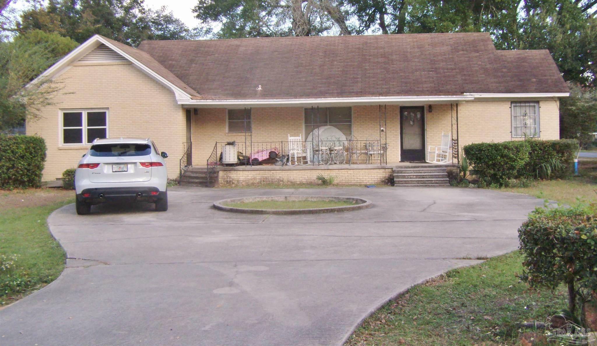 Property Photo:  600 N T St  FL 32505 