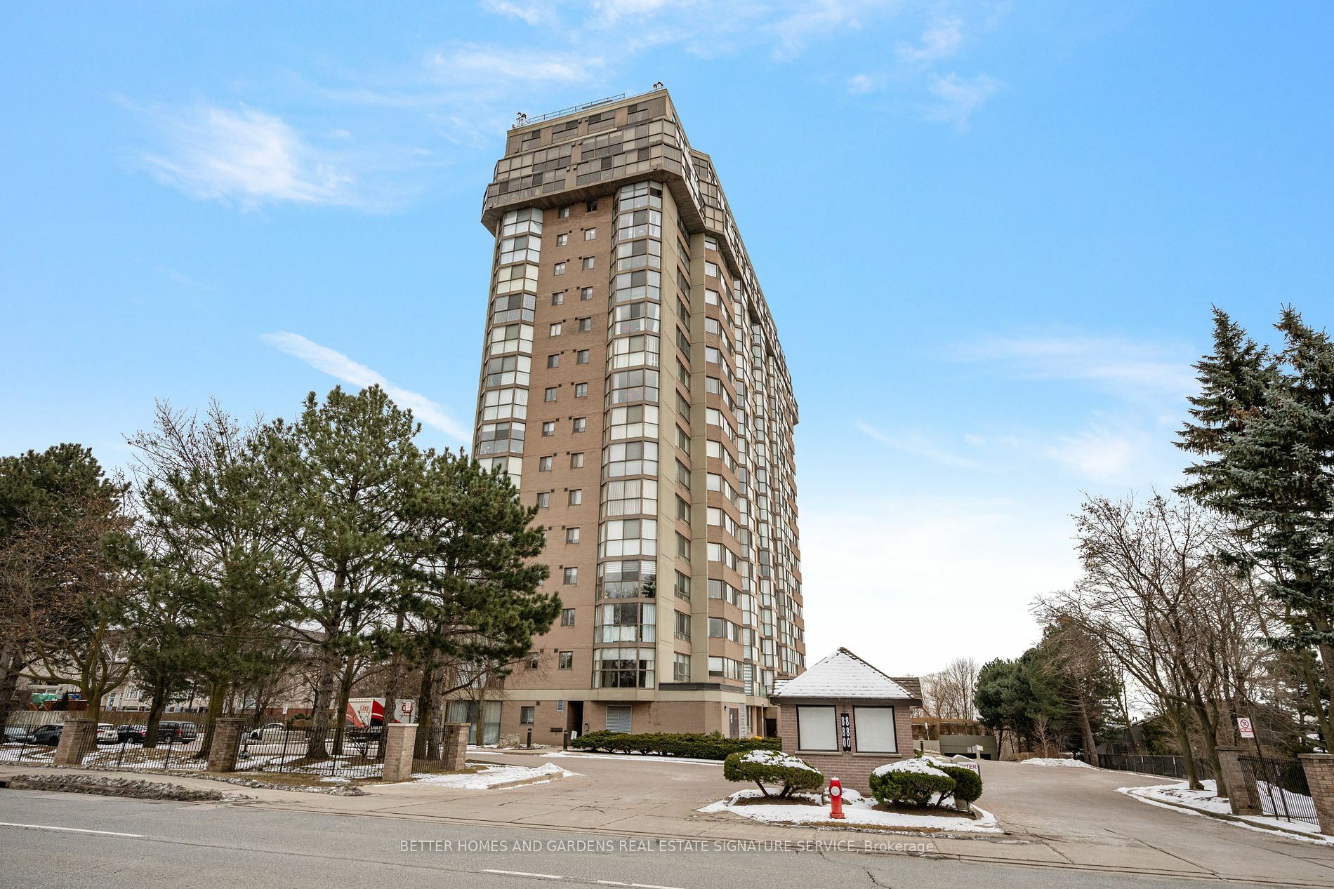 Property Photo:  880 Dundas St 1408  ON L5C 4H3 