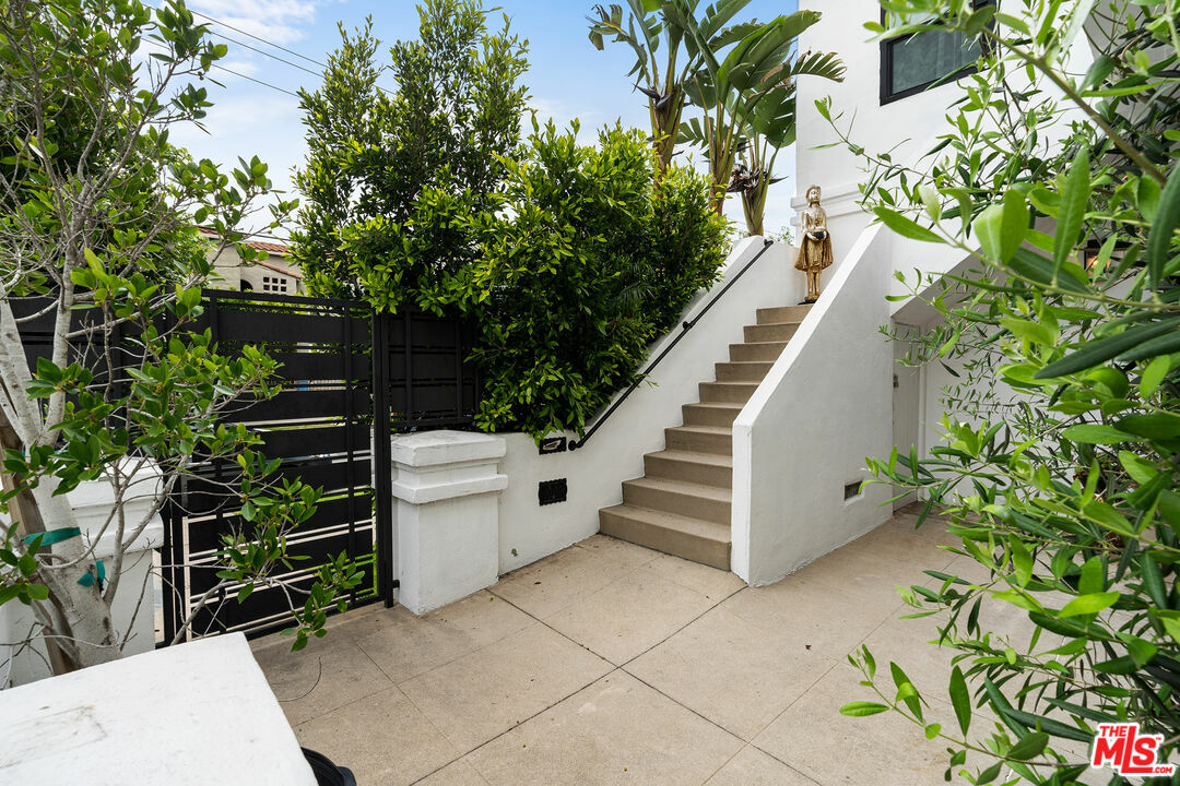 Property Photo: 8472 Oakwood Ave CA 90048