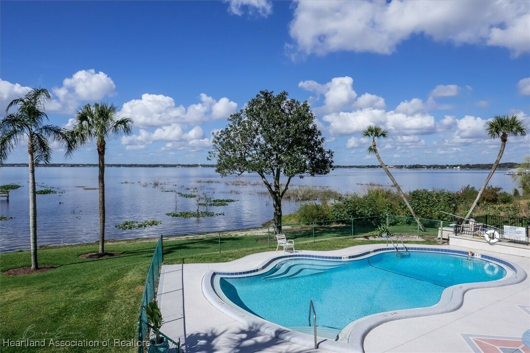 Property Photo:  2131 Lakeview Drive 902  FL 33870 