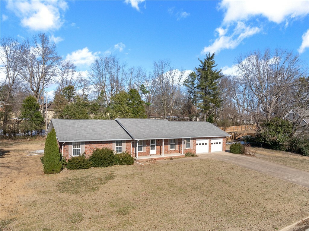 Property Photo:  1511 Brentwood Drive  AR 72601 