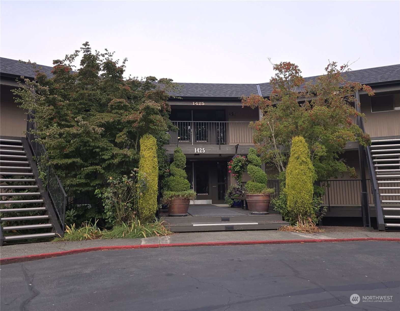 Property Photo:  1425 S Puget Drive 211  WA 98055 