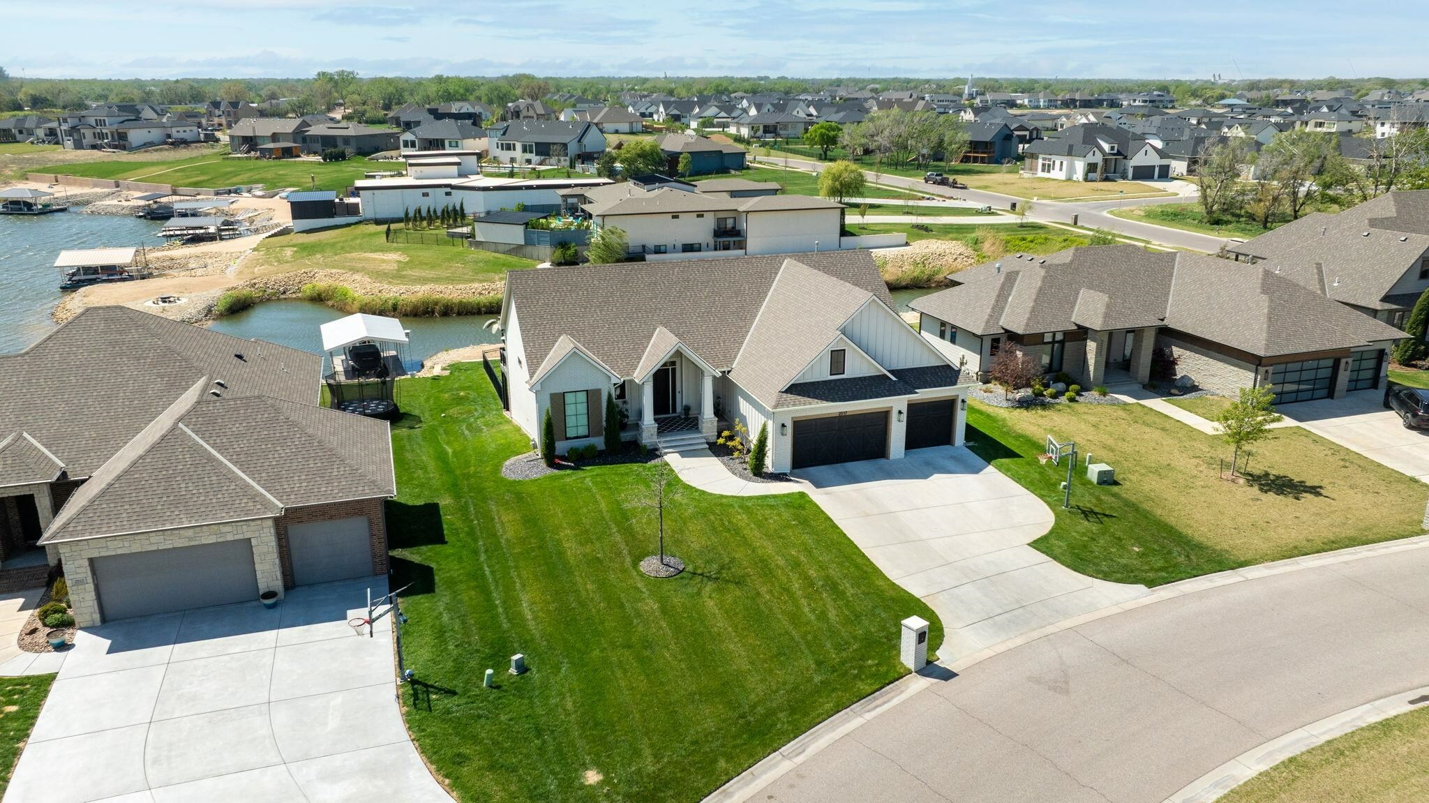 Property Photo: 2517 N Paradise St KS 67205