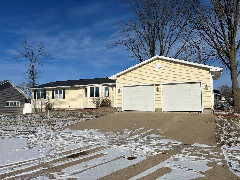 Property Photo:  3010 28th Avenue SW  IA 52404 