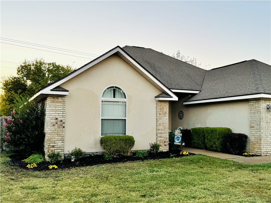 Property Photo:  1104 Lavona Lane  AR 72761 