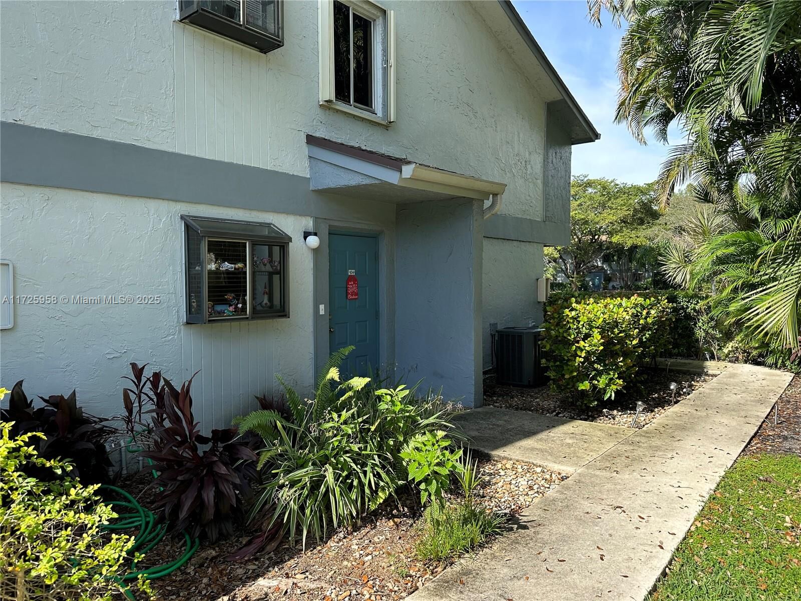 Property Photo: 2709 S Oakland Forest Dr 104 FL 33309