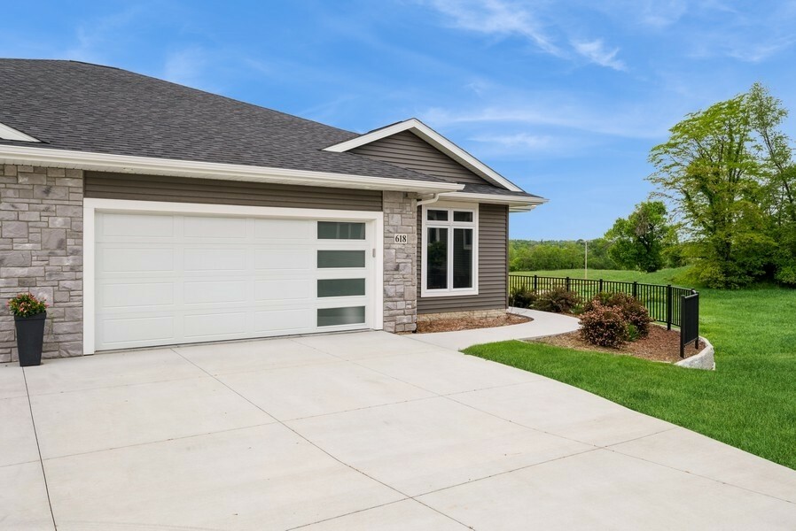 Property Photo: 618 J Ave NE IA 52402