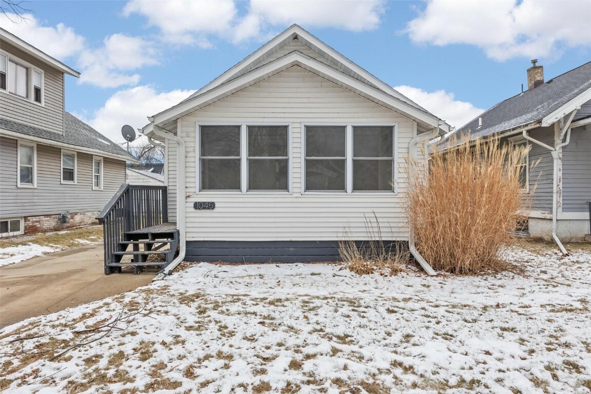 Property Photo:  1045 G Avenue NW  IA 52405 